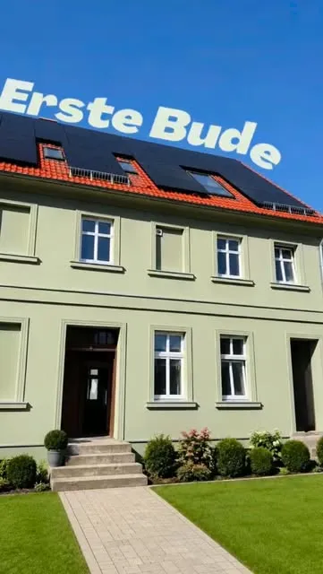 Instagram-Reel über die Erste Bude mit Blick auf das Haus und den Garten